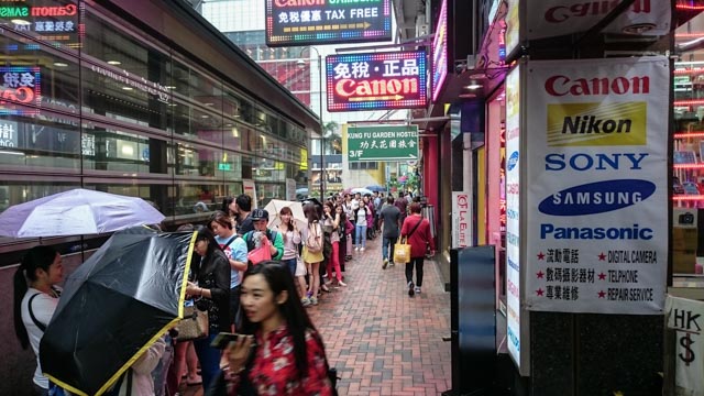 long queue outside for jenny's