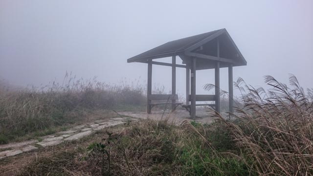 i'd wanted to rest here but the wind was just as strong 