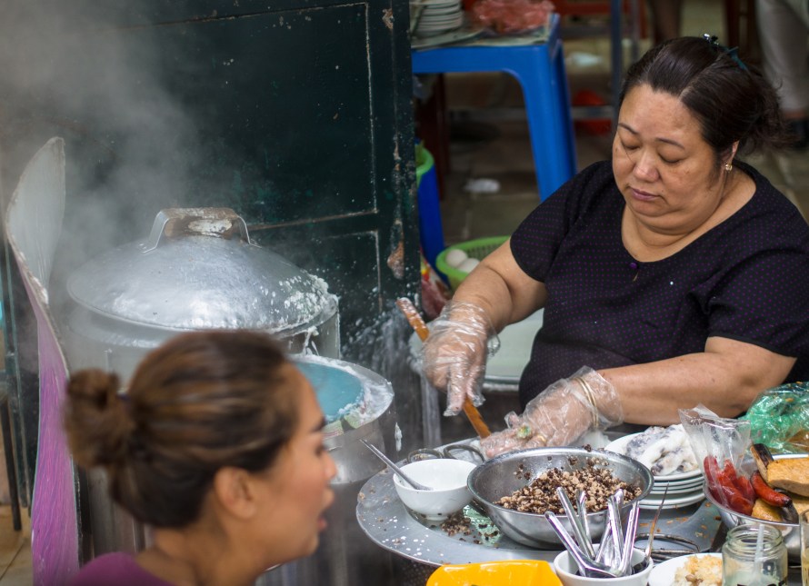 banh cuon making in action
